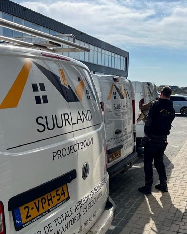 Bedrijfswagens en vakmensen van Suurland Project Realisatie