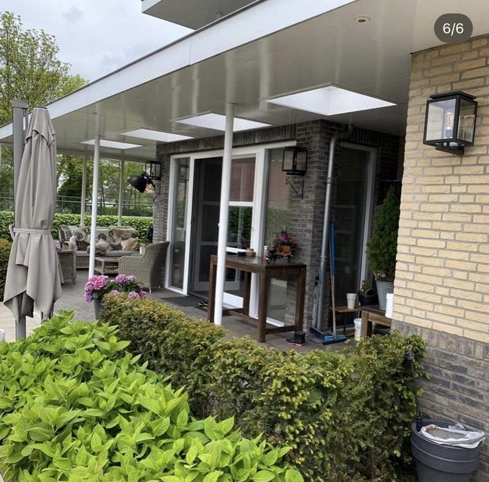 Veranda met glazen schuifwanden